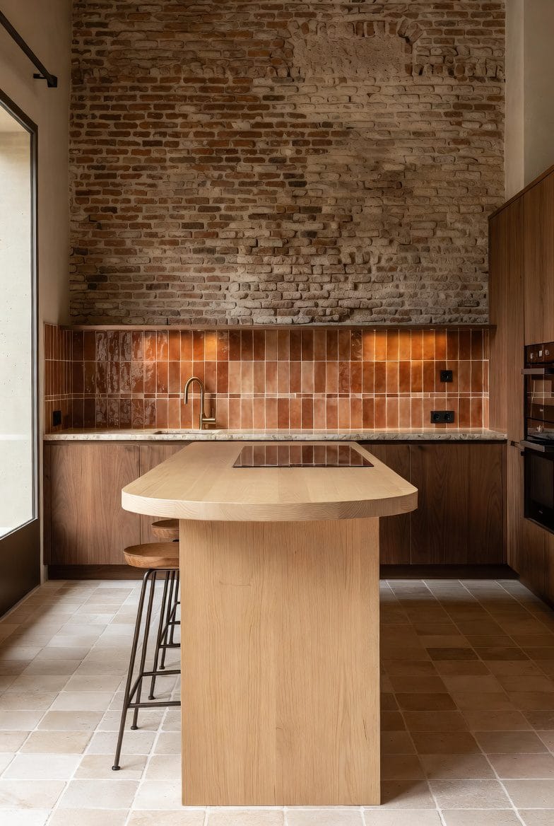 Cuisine tendance 2026 Toulouse – Brique apparente, terracotta et bois naturel